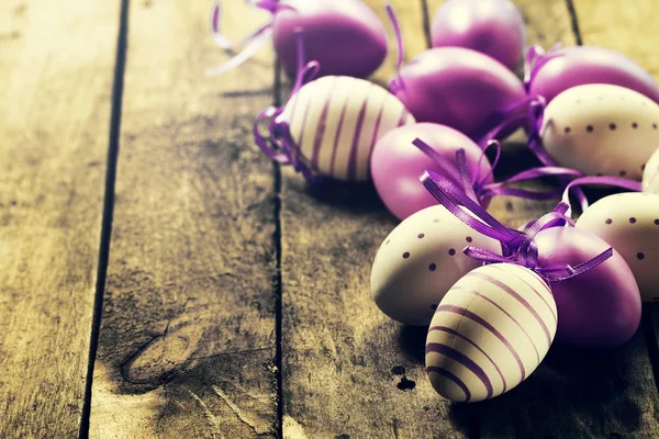 Belos ovos coloridos de cor pastel em fundo de madeira. Páscoa — Fotografia de Stock