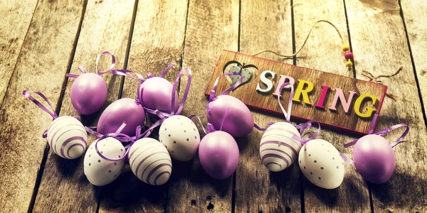 Krásné barevné pastelové barvy vejce na dřevěné pozadí. Velikonoce — Stock fotografie