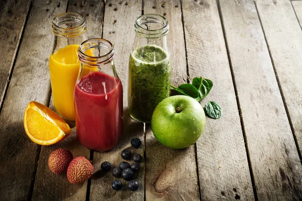 Lekker kleurrijk verse zelfgemaakte smoothies in glazen potten — Stockfoto