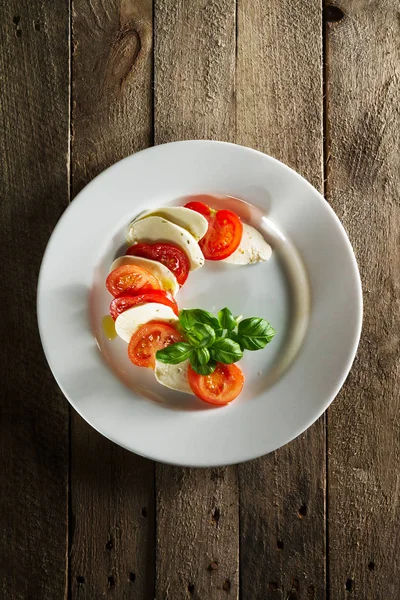 Läckra färgglada hemmagjord sallad med tomater, färsk basilika, Mozzarella — Stockfoto