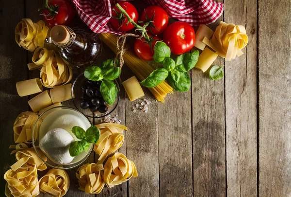 Sabroso colorido concepto de comida italiana fresca con varios espaguetis de pasta — Foto de Stock