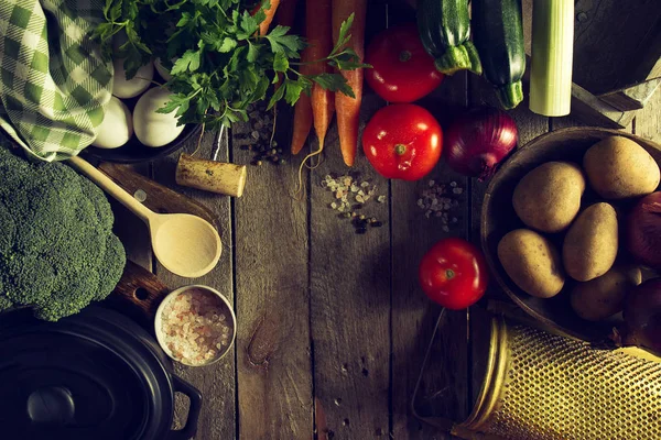 Cozinhar o conceito saudável de desintoxicação vegetal com vários vegetais — Fotografia de Stock