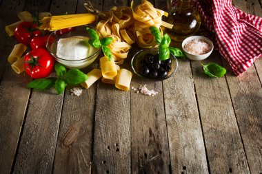 Lezzetli renkli taze İtalyan gıda kavramı çeşitli makarna ile 