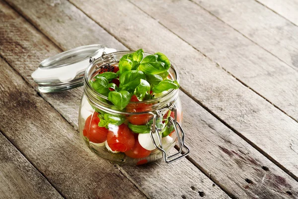 Insalata gustosa fresca italiana con pomodoro alla mozzarella Olio d'oliva — Foto Stock