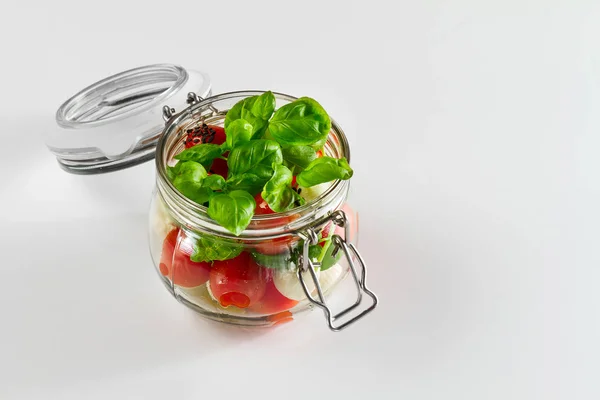 Італійський свіжі смачний салат з моцарелла помідори, оливкова олія — стокове фото