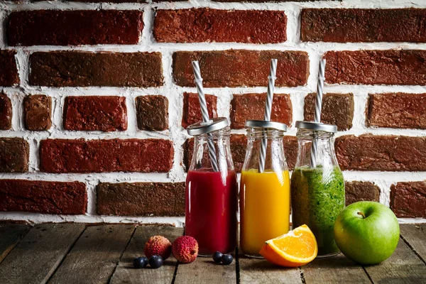 Ízletes színes friss házi smoothies üvegedények — Stock Fotó