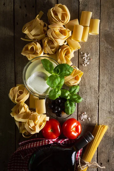 様々 なパスタとカラフルな新鮮なイタリア料理コンセプト — ストック写真