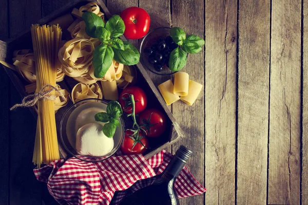 Gustoso concetto di cibo fresco italiano colorato con vari tipi di pasta — Foto Stock