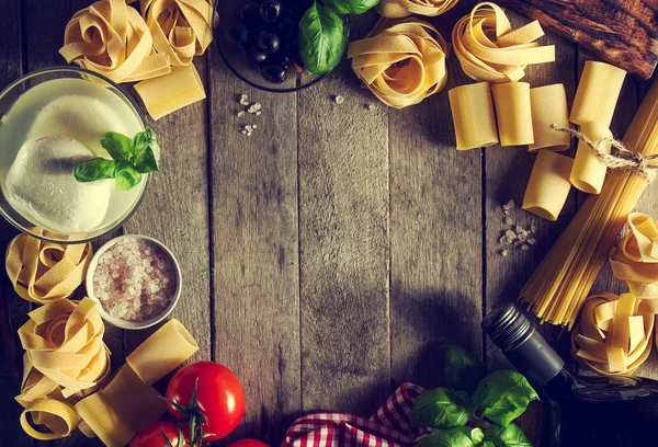 様々 なパスタとカラフルな新鮮なイタリア料理コンセプト — ストック写真