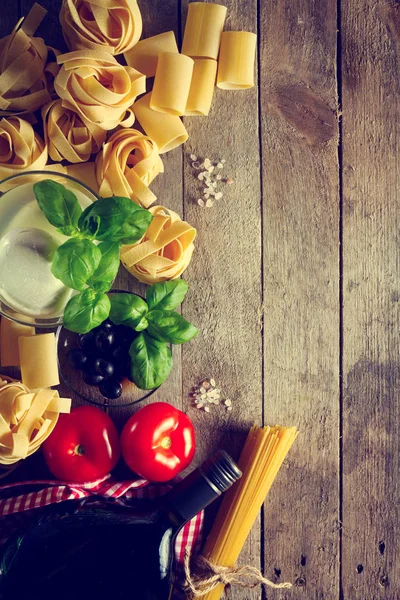 Sabroso colorido concepto de comida italiana fresca con varias pastas — Foto de Stock