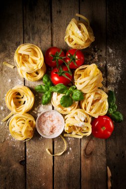 Makarna Tagliatelle yemek için lezzetli taze renkli malzemeler 