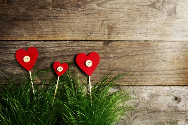 Hermosas flores de corazones sobre hierba verde, San Valentín o amor —  Fotos de Stock