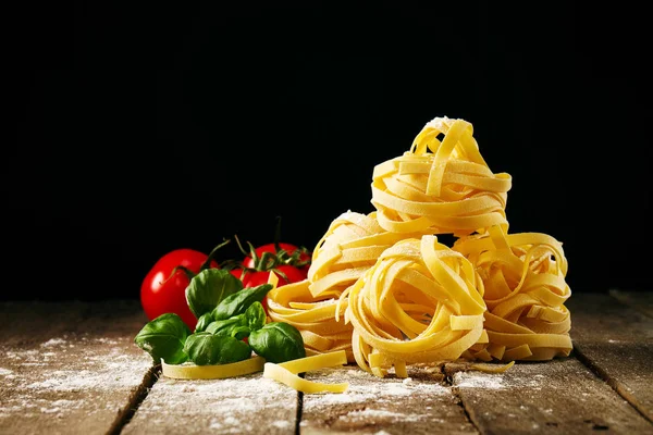 Ingredienti variopinti freschi gustosi per la cottura della pasta tagliatelle — Foto Stock