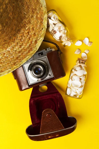 Conceito de verão ou férias. Chapéu de palha com câmera vintage velha — Fotografia de Stock