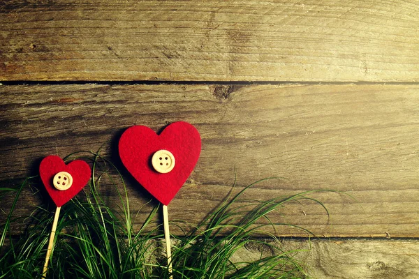 Hermosas flores de corazones sobre hierba verde, San Valentín o amor —  Fotos de Stock