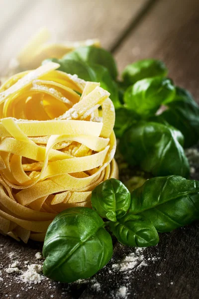 Ingredienti variopinti freschi gustosi per la cottura della pasta tagliatelle — Foto Stock