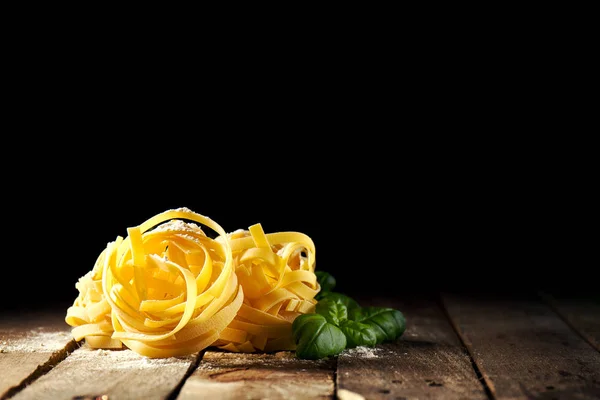 Ingredienti variopinti freschi gustosi per la cottura della pasta tagliatelle — Foto Stock