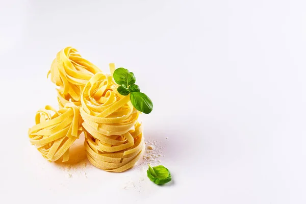 Ingredienti variopinti freschi gustosi per la cottura della pasta tagliatelle — Foto Stock