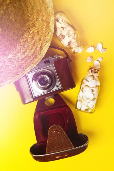 Conceito de verão ou férias. Chapéu de palha com câmera vintage velha — Fotografia de Stock