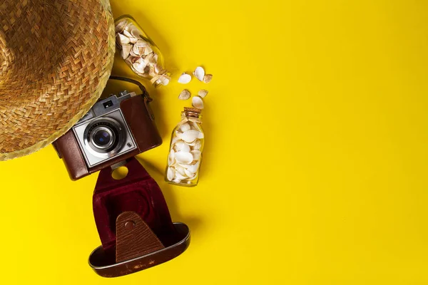 Conceito de verão ou férias. Chapéu de palha com câmera vintage velha — Fotografia de Stock