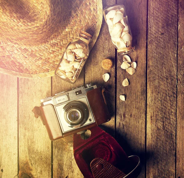 Conceito de verão ou férias. Chapéu de palha com câmera vintage velha — Fotografia de Stock