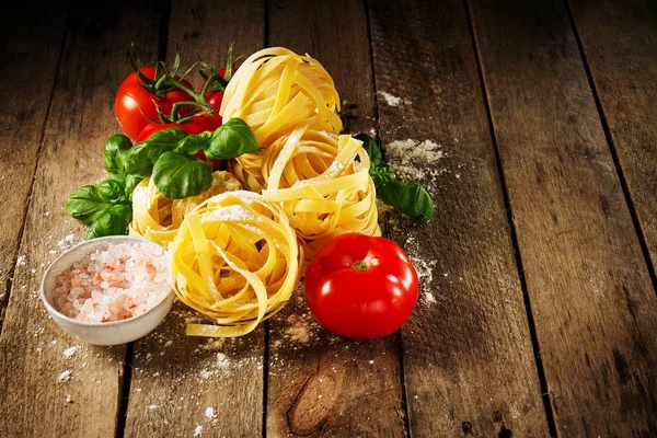 Ingredienti variopinti freschi gustosi per la cottura della pasta tagliatelle — Foto Stock