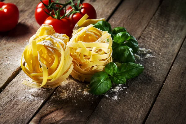 Ingredienti variopinti freschi gustosi per la cottura della pasta tagliatelle — Foto Stock