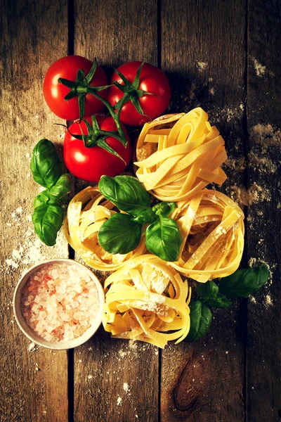 Ingredienti variopinti freschi gustosi per la cottura della pasta tagliatelle — Foto Stock