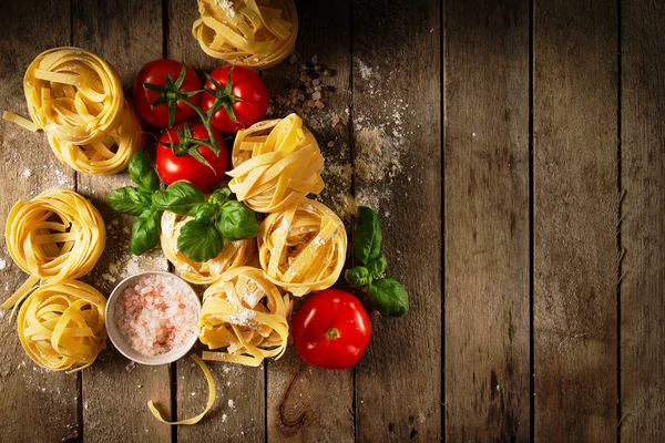 Sabrosos ingredientes coloridos frescos para cocinar pasta Tagliatelle — Foto de Stock