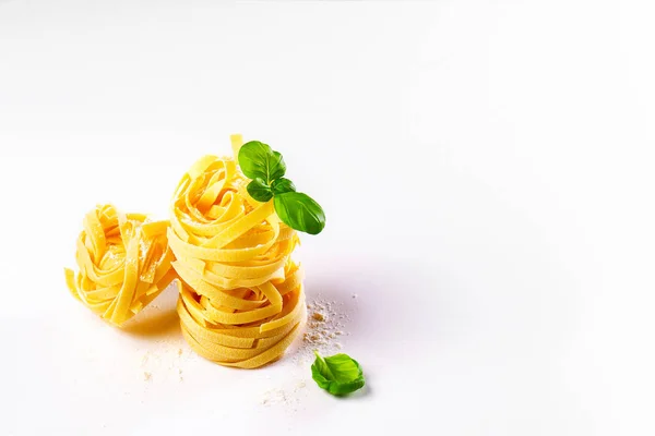 Sabrosos ingredientes coloridos frescos para cocinar pasta Tagliatelle — Foto de Stock
