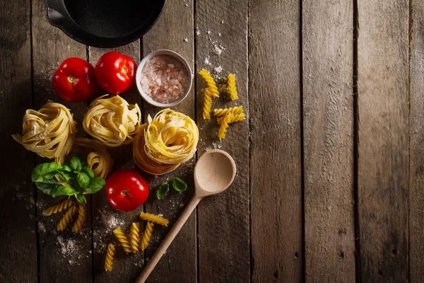 Ingredienti variopinti freschi gustosi per la cottura della pasta tagliatelle — Foto Stock