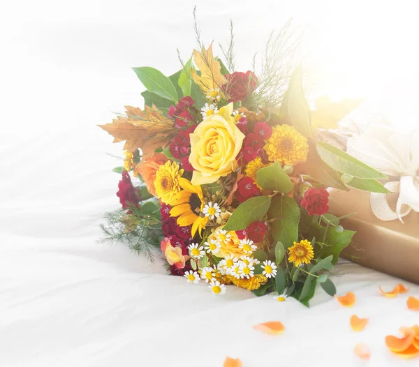 Bunte schöne Frühlings- oder Sommerblumensträuße auf dem Bett — Stockfoto