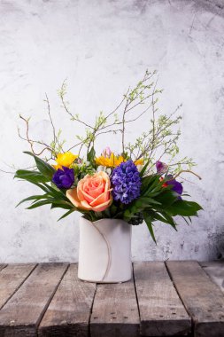 Ahşap arka plan üzerinde çiçek güzel demet. Eski 