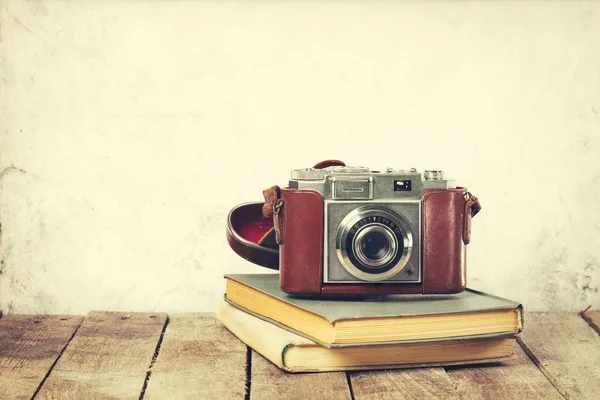 Old Vintage Camera on old books on Wooden Background. Old Vintage — Stock Photo, Image