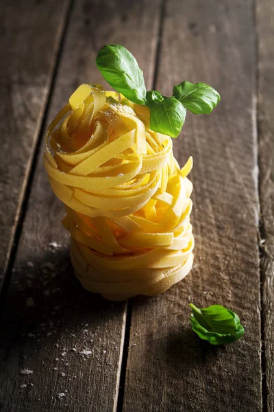 Sabrosos ingredientes coloridos frescos para cocinar pasta Tagliatelle — Foto de Stock