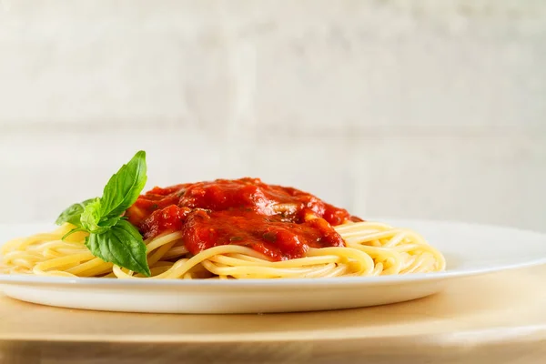 Sabroso colorido apetitoso espagueti cocido pasta italiana con salsa — Foto de Stock