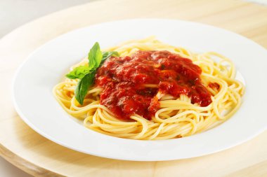 Lezzetli renkli iştah açıcı pişmiş spagetti makarna çeşitleri 