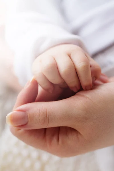 Small cute baby hand in mothers hand. Closeup. Concept of maternity — Stock Photo, Image