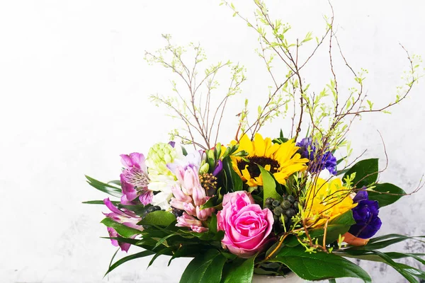 밝은 배경에 장미와 꽃의 아름 다운 무리. — 스톡 사진