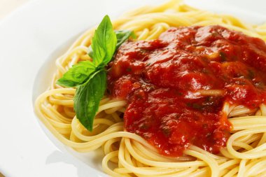 Lezzetli renkli iştah açıcı pişmiş spagetti makarna çeşitleri