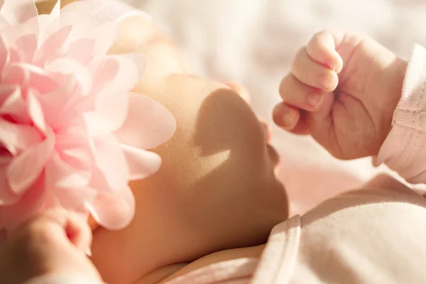 小さなかわいい赤ちゃん女の子と手を握ってそれ彼女のベッドで眠る — ストック写真
