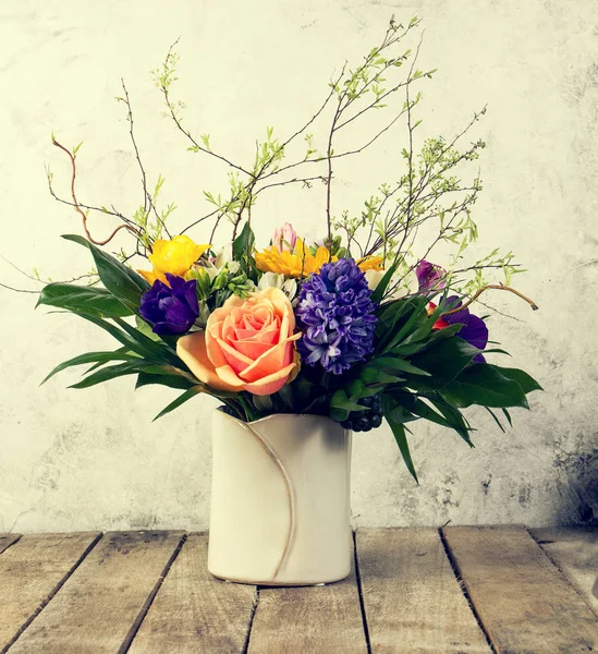 Schöner Blumenstrauß auf hölzernem Hintergrund. Alter Jahrgang — Stockfoto