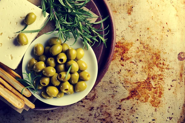 Aceitunas verdes griegas frescas sabrosas con queso feta o queso de cabra . — Foto de Stock