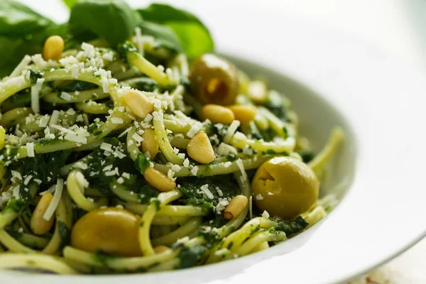 Pasta fresca e gustosa con spinaci verdi, olive verdi — Foto Stock