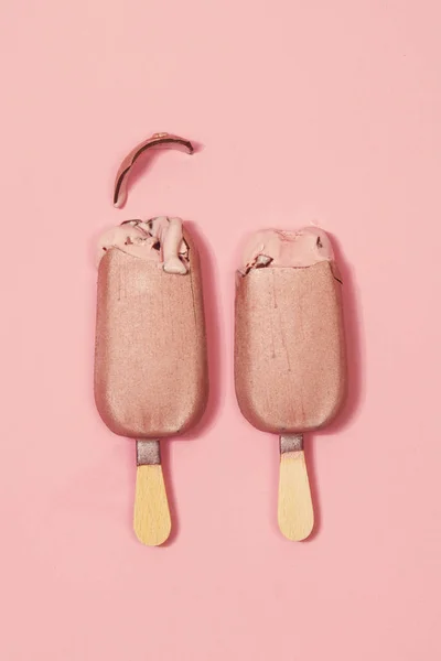 Um par de gelados em paus. Flat Lay. Fundo rosa. Minima. — Fotografia de Stock