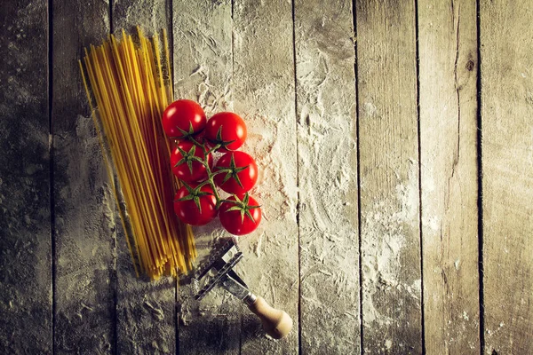 Sabroso fresco colorido italiano alimentos crudos espaguetis con tomates frescos — Foto de Stock