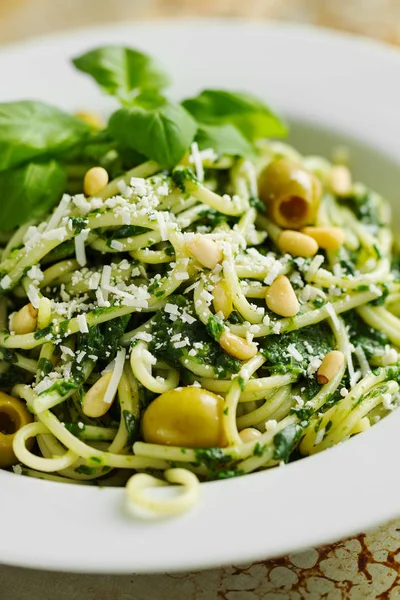 Gustoso bel primo piano con spinaci, formaggio, olive, basilico — Foto Stock