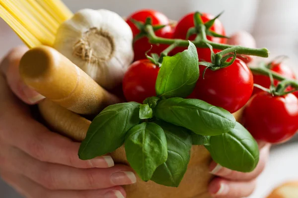 Bahan-bahan untuk memasak pasta. Tomat, Fresh Basil, bawang putih, Spaghetti — Stok Foto