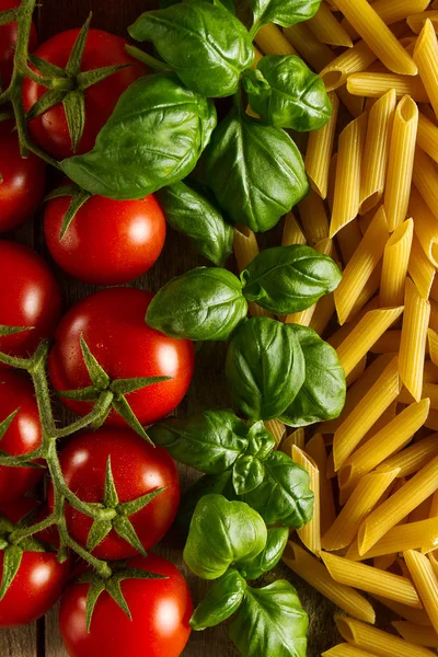 Hermoso patrón sabroso colorido de pasta italiana, tomates — Foto de Stock