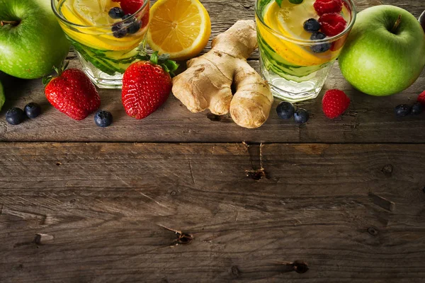 건강 한 해독 음료를 만들기 위한 아름 다운 재료 맛 있는 과일 — 스톡 사진